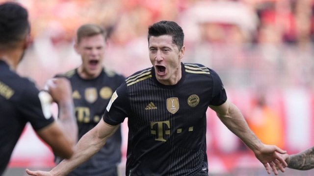 Robert Lewandowski strzelił dwa gole, a jego Bayern Monachium pokonał na wyjeździe Union Berlin 5:2 (3:1) w meczu 10. kolejki niemieckiej Bundesligi. Polak zdobył tym samym swoją jedenastą i dwunastą bramkę w sezonie.