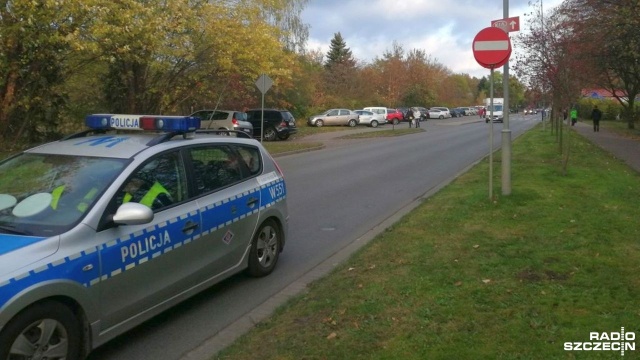 Mieszkańcy regionu odwiedzający groby swoich bliskich w Kołobrzegu powinni pamiętać o zmianach organizacji ruchu w okolicach miejscowego cmentarza. Policja apeluje, by nie jeździć na pamięć.