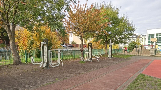 Nowe boisko do minikoszykówki i siłownia pod chmurką przy Szkole Podstawowej numer 5 w Stargardzie.