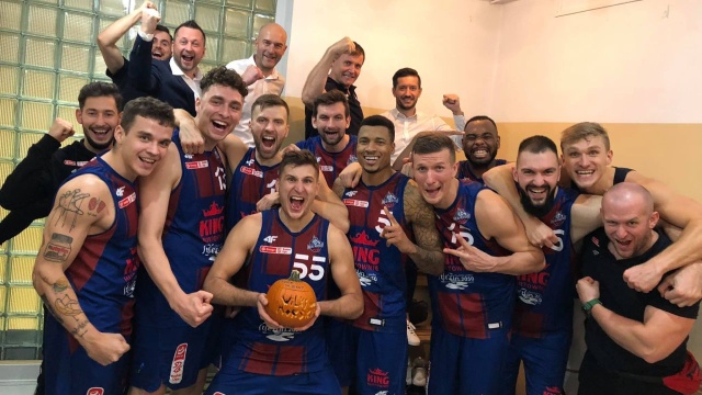 Koszykarze Kinga lepsi od lidera rozgrywek o mistrzostwo Polski. Szczecinianie wygrali na wyjeździe z rewelacją sezonu Czarnymi Słupsk 92:77 w 9. kolejce rozgrywek.