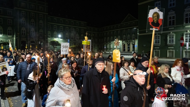 Kilkuset wiernych uczestnicząc w Procesji ze świętymi obchodziło Wigilię Wszystkich Świętych - dzień poprzedzający 1 listopada.