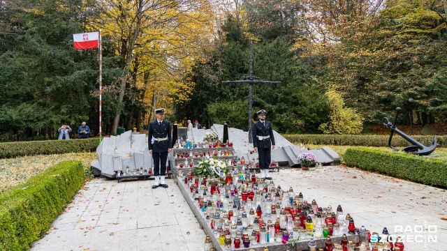 To ważny punkt na cmentarnej mapie Szczecina. Mieszkańcy zapalają znicze pod pomnikiem Tym, którzy nie powrócili z morza.