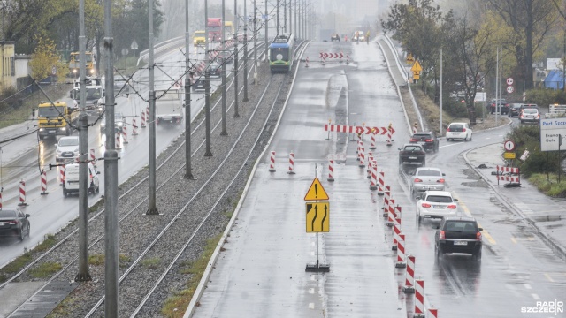 Kolejne zmiany w organizacji ruchu w rejonie Estakady Pomorskiej w Szczecinie. Chodzi o nitkę w kierunku centrum miasta, która w godzinach porannych zostanie całkowicie wyłączona z ruchu.