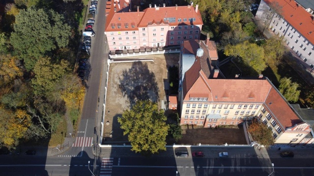 Prace obejmowały renowację ogrodzenia oraz murów oporowych wokół budynku szkoły. Koszt robót wyniósł ponad 3 miliony 700 tysięcy złotych. Zadanie nadzorował Wydział Inwestycji Miejskich.