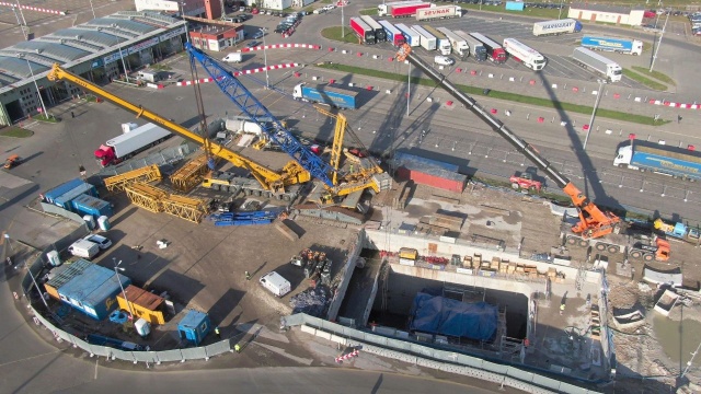 140 dni mrożenia gruntu pod wodą, by wykopać otwory na wyjścia ewakuacyjne - to nowe i obecnie największe wyzwanie wykonawcy tunelu w Świnoujściu. Budowa podziemnych wyjść ma potrwać pół roku.
