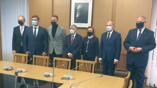 Całe społeczeństwo litewskie jest zjednoczone w sprawie zagrożenia ze strony Białorusi - mówi poseł Leszek Dobrzyński, który wraz z posłem Michałem Jachem bierze udział w wizycie sejmowej delegacji Komisji Obrony Narodowej na Litwie.