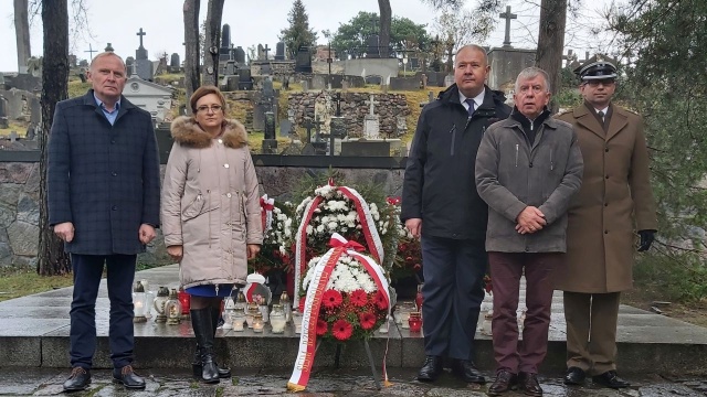 Sejmowa Komisja Obrony Narodowej upamiętniła Polaków na Litwie. Parlamentarzyści odwiedzili cmentarze i miejsca pamięci.