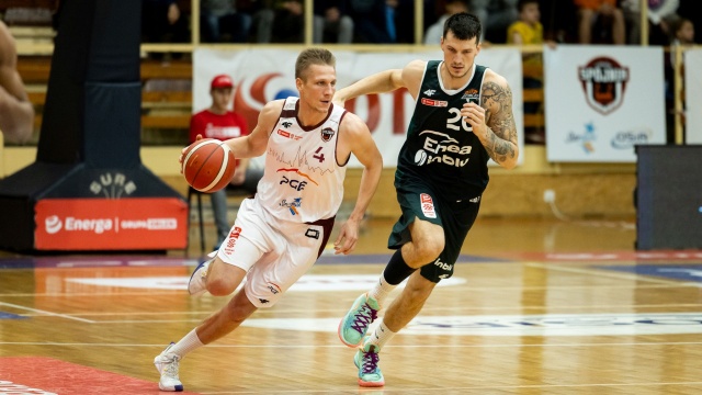 Srogie lanie sprawili PGE Spójni koszykarze Zastalu Zielona Góra w Energa Basket Lidze. Stargardzianie na własnym parkiecie przegrali z wicemistrzem Polski 53:96 w meczu inaugurującym 10. kolejkę rozgrywek.