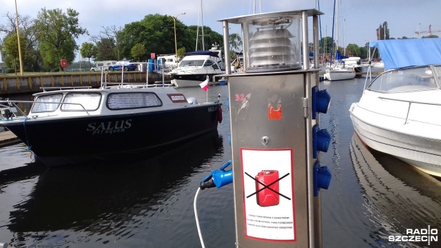 Innowacyjne rozwiązanie w świnoujskim porcie - żeglarze za prąd na pomoście zapłacą przez aplikację. Już wkrótce słupki z energią będą dostępne po dokonaniu opłaty online.