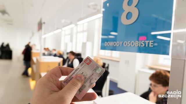 Od poniedziałku Polacy będą mogli składać wnioski o nowe dowody osobiste. W porównaniu do dotychczasowych dokumentów będą miały one drugą cechę biometryczną, czyli odciski palców. Pojawi się też podpis posiadacza.