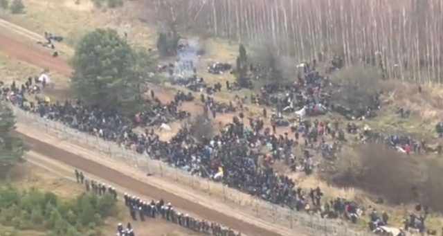 Ministerstwo Spraw Wewnętrznych i Administracji poinformowało, że polskie służby udaremniły próbę siłowego przedarcia się na polską stronę przez migrantów na południe od przejścia granicznego w Kuźnicy.