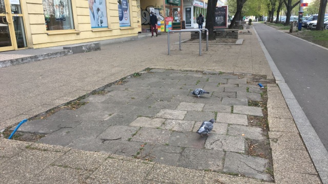 Gastronomiczne pawilony przy al. Wyzwolenia miasto zlikwidowało 3 lata temu. W ich miejsce miały powstać nowoczesne i estetyczne punkty, a na razie są tylko dziury w chodniku.