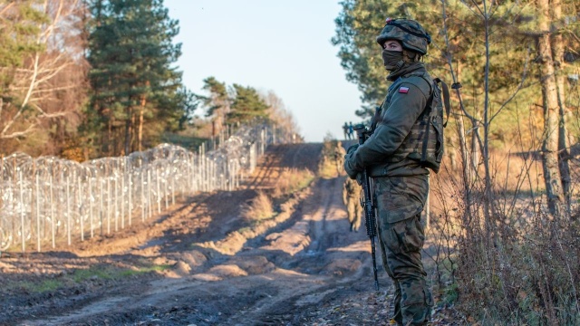 Co najmniej ośmiuset migrantów próbuje przekroczyć granicę polsko-białoruską w okolicach przejścia granicznego w Kuźnicy - informuje Straż Graniczna. To jedna z największych grup od początku kryzysu migracyjnego.