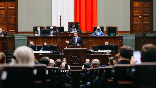 Premier Mateusz Morawiecki powiedział, że instalacje zabezpieczające na granicy polsko-białoruskiej były kluczowe dla obrony przed napływem migrantów, którzy chcą nielegalnie dostać się do naszego kraju.