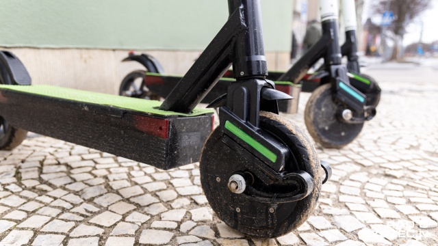 Od środy we Włoszech obowiązują zmiany w przepisach ruchu drogowego. Dotyczą one głównie parkowania i elektrycznych hulajnóg.