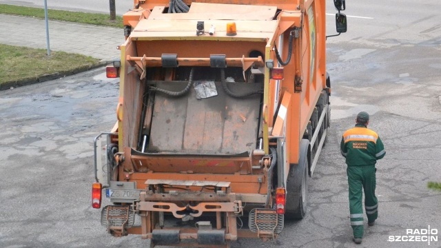 Mieszkańców Kołobrzegu może czekać kolejna rewolucja w opłatach za śmieci, choć część radnych nie chce rezygnować z dotychczasowego systemu.