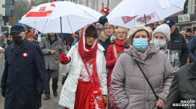Wspólne śpiewanie hymnu państwowego i pieśni patriotycznych, a także marsz ulicami miasta. Tak wygląda Narodowe Święto Niepodległości w Kołobrzegu.