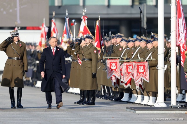 Hybrydowe działania białoruskiego reżimu sprawiły, że dziś znów musimy bronić Ojczyzny - mówił prezydent Andrzej Duda. Na placu Józefa Piłsudskiego w Warszawie odbyły się główne uroczystości Narodowego Święta Niepodległości.