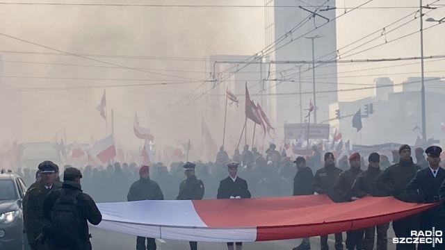 W Warszawie, z ronda Dmowskiego ruszył Marsz Niepodległości. W tym roku po raz pierwszy ma charakter państwowy. Pochód przejdzie tradycyjną trasą: Alejami Jerozolimskimi, przez most Poniatowskiego na błonia Stadionu Narodowego.