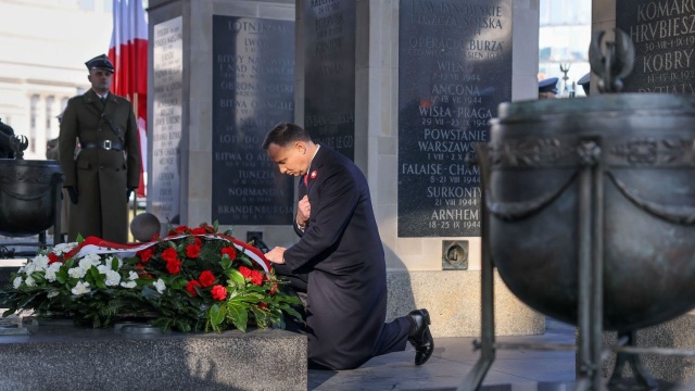 Około godz. 16 zakończył się tegoroczny Marsz Niepodległości. Pochód ruszył po godz. 13 z Ronda Dmowskiego i przeszedł przez Most Poniatowskiego na błonia Stadionu Narodowego.