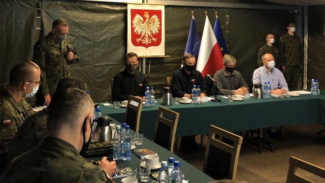 Minister Mariusz Błaszczak poinformował, że sytuacja na polsko-białoruskiej granicy jest wciąż napięta i dochodzi na niej do prowokacji udaremnianych przez polskie służby. Szef MON wziął udział w odprawie z wojskowymi dowódcami na temat warunków pracy żołnierzy oraz służb granicznych zabezpieczających pas wzdłuż granicy z Białorusią.