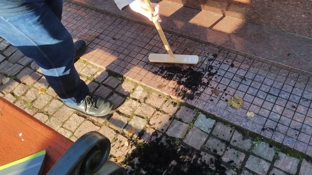 Powywracane znicze, połamane i powyrzucane do kosza kwiaty, oblane woskiem płyty nagrobne - sprofanowano miejsca spoczynku nowogardzkich proboszczów.