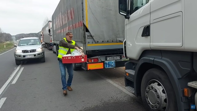 Nawet 53 godziny muszą czekać kierowcy ciężarówek na dojazd do polsko-białoruskiego przejścia w Bobrownikach. W kolejce na drodze krajowej nr 65 ustawiło się ponad 1100 tirów.