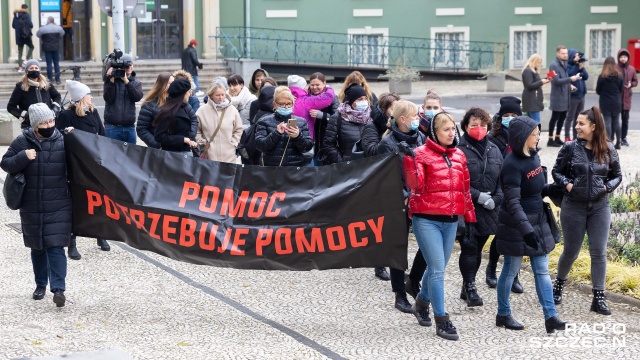 Około 150 osób protestuje przed Urzędem Miasta w Szczecinie. To pracownicy Domów Pomocy Społecznej i Miejskiego Ośrodka Pomocy Rodzinie, którzy domagają się podwyżek.