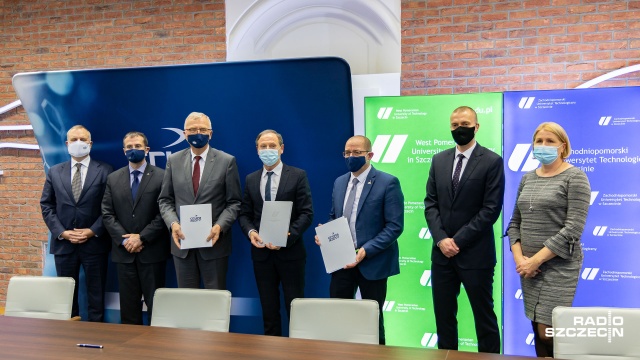 Studenci wydziału inżynierii chemicznej Zachodniopomorskiego Uniwersytetu Technologicznego będą mogli znaleźć pracę w budowanej fabryce Polimerów w Policach. Uczelnia podpisała porozumienie z Grupą Azoty Zakłady Chemiczne Police.