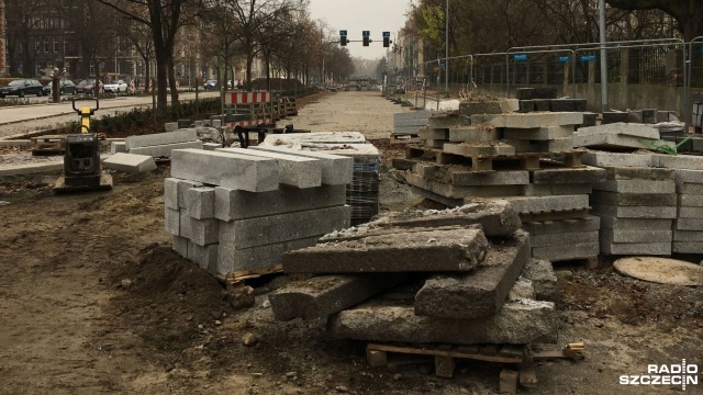 Zakończenie remontu alei Jana Pawła II w Szczecinie najprawdopodobniej z kolejnym opóźnieniem. Prace miały się zakończyć w połowie października, a w wakacje termin przesunięto jednak na koniec grudnia.
