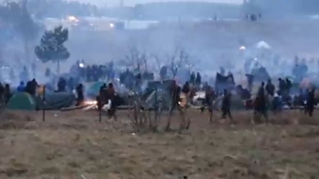 W rejonie przejścia granicznego w Bruzgach migranci rozłożyli nowe obozowisko - informuje Straż Graniczna.