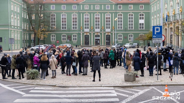 Pracownice Miejskiego Ośrodka Pomocy Rodzinie walczą o swoje. Kobiety postanowiły zaostrzyć protest i odeszły od swoich stanowisk pracy.