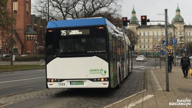 Są ciche, bez spalin, ale też bez... ogrzewania. Od kilku tygodni, na ulicach Szczecina można podróżować elektrycznymi autobusami - m.in. linią nr 75.