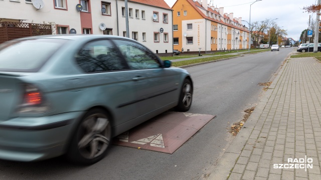 Przejścia dla pieszych i dodatkowych spowalniaczy domagają się mieszkańcy ulicy Szybowcowej w Dąbiu.