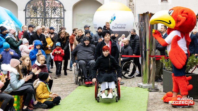 Były wspólne zdjęcia, autografy, okolicznościowy tort, gorąca czekolada i przede wszystkim bezpośrednie rozmowy. Olimpijczycy i paraolimpijczycy z Tokio z naszego regionu spotkali się z kibicami na małym dziedzińcu Zamku Książąt Pomorskich w Szczecinie.