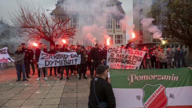 Łącznie blisko 100 osób manifestowało w sobotę na pl. Wolności w centrum Nowogardu domagając się dymisji zarządu klubu. Kibice i piłkarze toczą już od dłuższego czasu spór z zarządem.