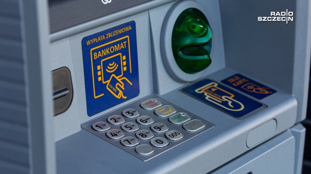 Znalazł 5 tysięcy złotych w bankomacie i odniósł na policję. Do zdarzenia doszło w Świnoujściu.