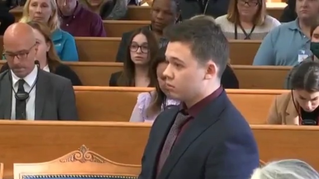Ława przysięgłych z Wisconsin uniewinniła od wszystkich zarzutów osiemnastoletniego Kylea Rittenhousa, który zastrzelił dwie osoby podczas ubiegłorocznych zamieszek na tle rasowym w miejscowości Kenosha. Gdyby został uznany winnym, nastolatkowi groziło dożywocie.