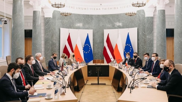 Spotkaniem z szefem łotewskiego rządu Krisjanisem Karinsem premier Mateusz Morawiecki zakończył w Rydze ostatnie na z serii spotkań poświęconych kryzysowi na granicy.