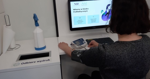 Można tam samodzielnie zmierzyć ciśnienie czy sprawdzić wskaźnik BMI - samoobsługowy kiosk profilaktyczny stanął w siedzibie Narodowego Funduszu Zdrowia w Szczecinie.