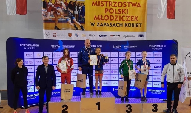 Olbrzymi sukces zawodniczek z Kozielic, Warnic i Pyrzyc w Mistrzostwach Polski w zapasach młodziczek zakończonych w Kielcach.