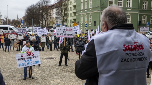 Pracownicy podlegli prezydentowi Szczecina protestowali we wtorek przed Urzędem Miasta. Na miejscu spotkało się około 200 osób zatrudnionych m.in. w Miejskim Ośrodku Pomocy Rodzinie i Domach Pomocy Społecznej. Manifestujący domagali się co najmniej 1000 złotych podwyżki. Protest zorganizowała Solidarność.