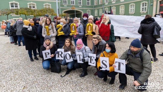 Trwa protest w szczecińskim Miejskim Ośrodku Pomocy Rodzinie i - jak usłyszeliśmy - będzie się to działo tak długo, aż nie dojdzie do rozmów z prezydentem i urzędnikami - mówi Radiu Szczecin jedna z pracownic MOPR-u.