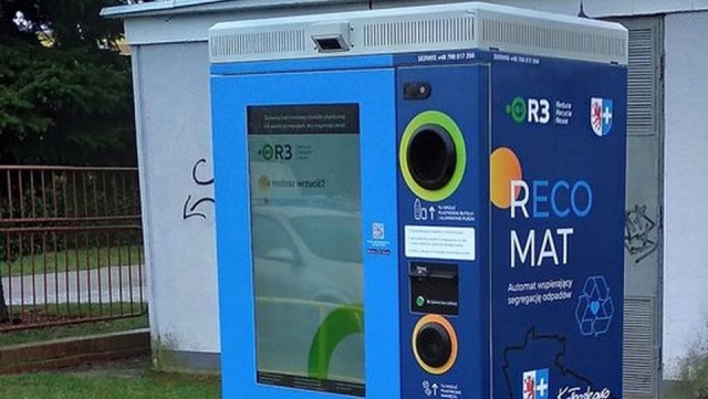 Dzieci w Przecławiu uczą się ekologicznych zachowań. Przy ich szkole podstawowej stanął Recomat.
