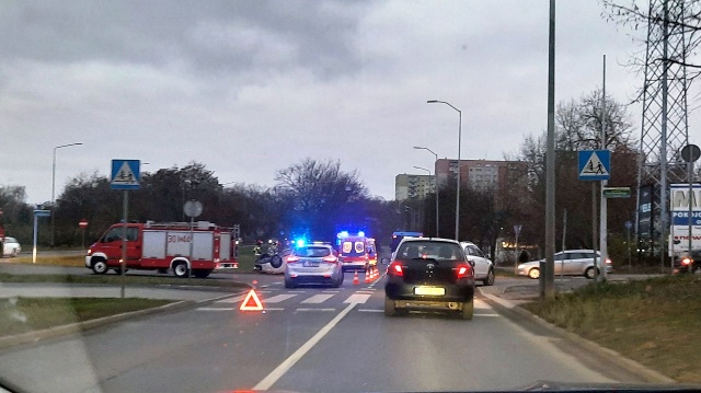 Samochód osobowy dachował na ulicy 26 Kwietnia w Szczecinie.