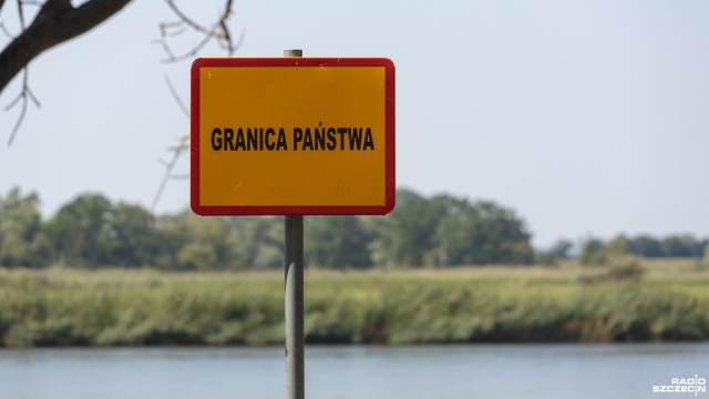 Przyjęcie migrantów i budowa zapory na granicy Polacy odpowiedzieli na pytania [WIDEO]