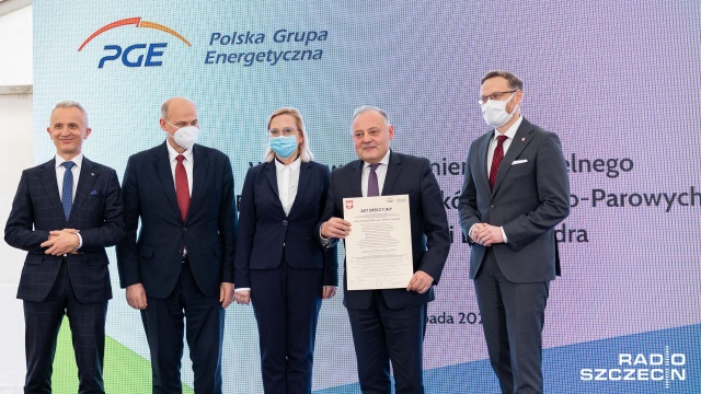 Nowo powstające bloki parowo gazowe w Elektrowni Dolna Odra w Nowym Czarnowie będą stabilizować dostawy energii elektrycznej, która ma pochodzić z morskich elektrowni wiatrowych. W czwartek na placu ich budowy wmurowano kamień węgielny.