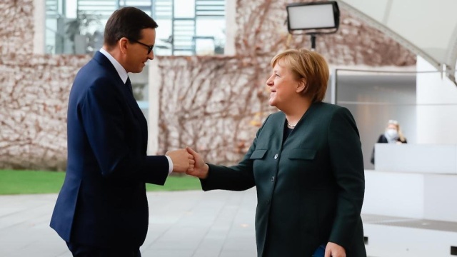 Premier Mateusz Morawiecki mówił po spotkaniu z kanclerz Niemiec Angelą Merkel w Berlinie, że Aleksander Łukaszenka użył migrantów, aby zdestabilizować sytuację w Unii Europejskiej.