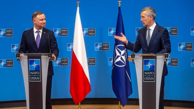 Prezydent Andrzej Duda powiedział po spotkaniu z szefem NATO Jensem Stoltenbergiem w Brukseli, że zaproponował zwiększenie militarnej obecności Sojuszu Północnoatlantyckiego na wschodniej jego flance.