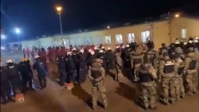 Wiceminister spraw wewnętrznych i administracji Maciej Wąsik powiedział, że jeden strażnik graniczny został ranny podczas buntu migrantów w Wędrzynie.